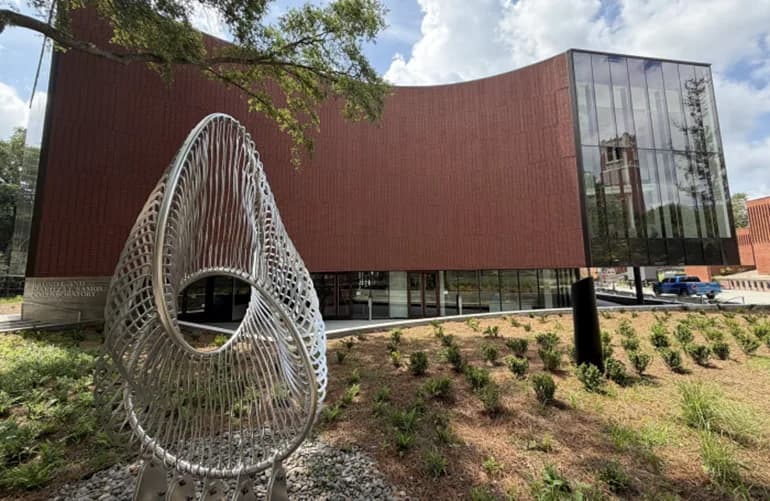 Universidad de Florida abre laboratorio de robótica industrial