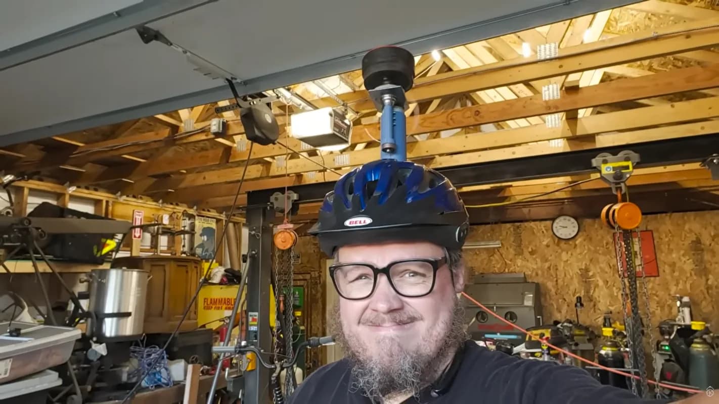 Podando árboles urbanos con un casco y una cortadora