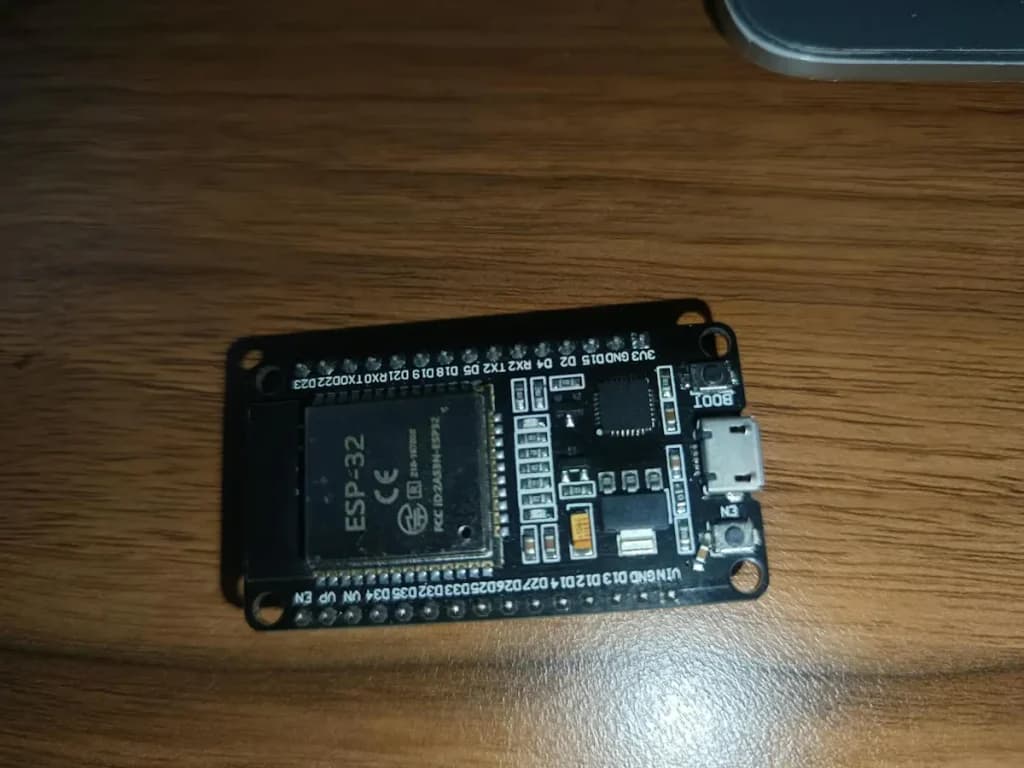 Un asistente de voz con ESP32 conversa con GPT y mueve ojos en un OLED