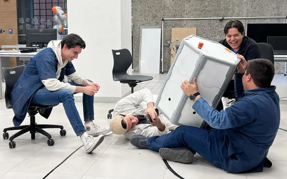 Estudiantes del ITESO llevan la robótica a colegios de Guadalajara