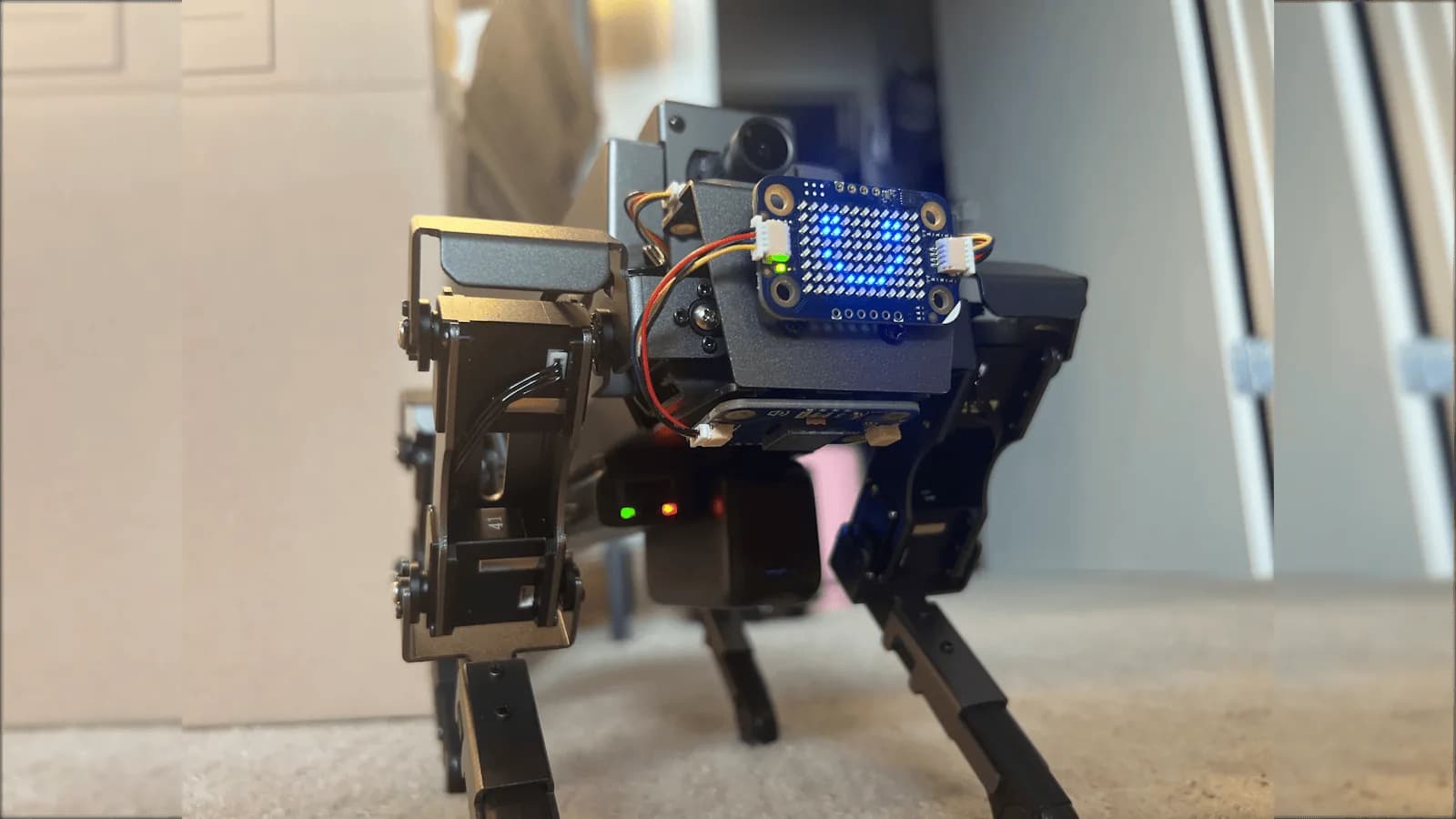 Un Arduino UNO Q le da visión artificial al perro robot DOGZILLA S2