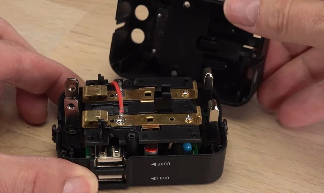 Adaptador de viaje de 9 dólares: los tres enchufes quedan vivos