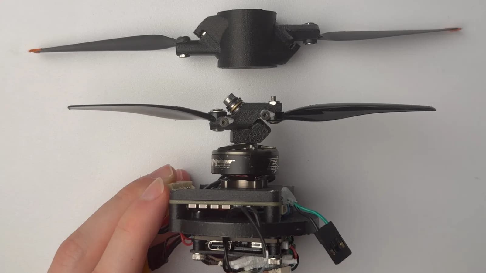 Un dron impreso en 3D vuela con un solo motor y un rotor con bisagra