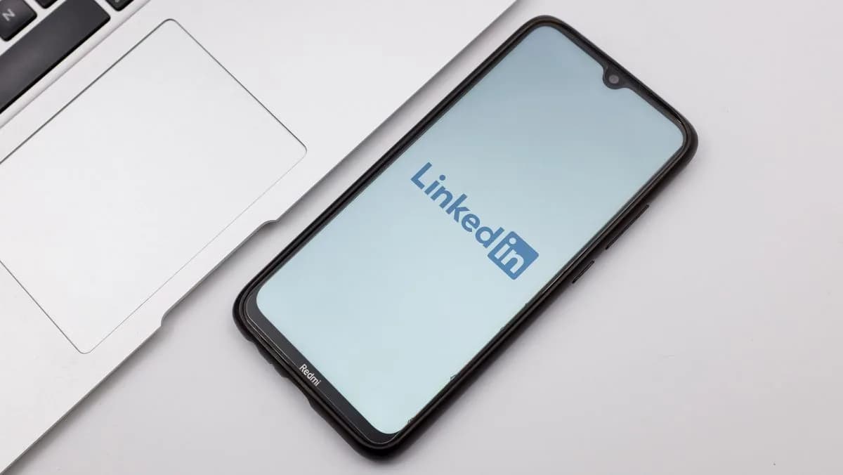 LinkedIn lanza botón para reportar contenido generado por IA