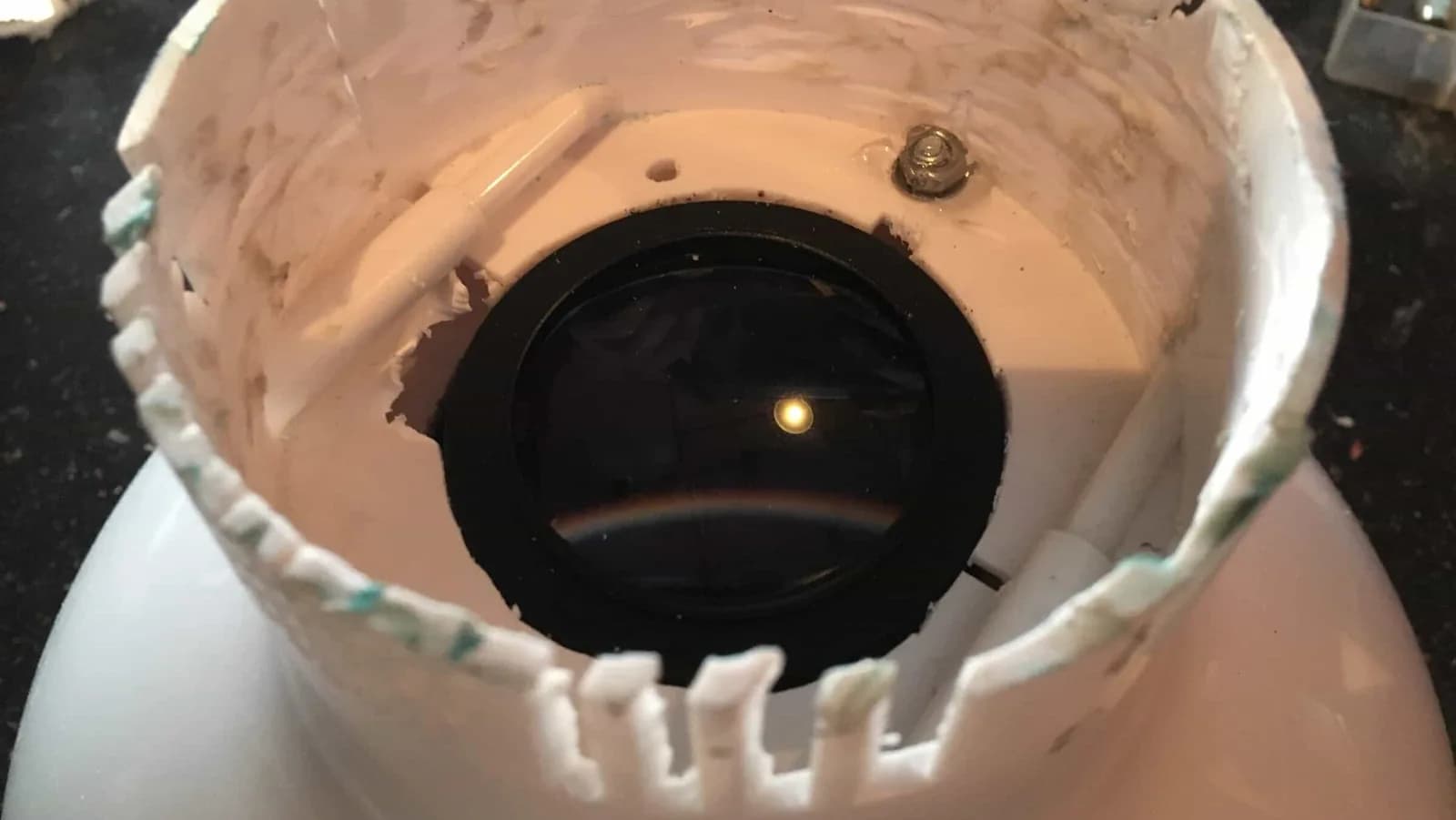 Proyector esférico rescatado con cirugía de pizza