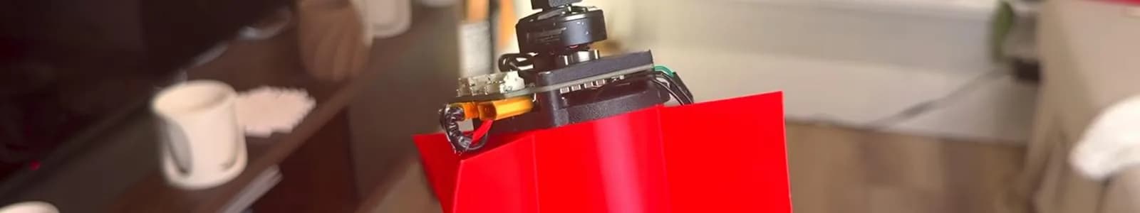Joshua Bird hace volar un dron con un solo motor y sin servos