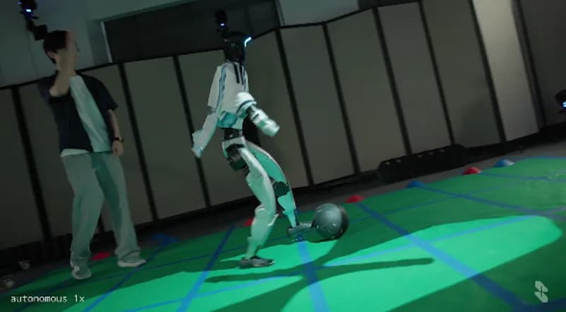 Skild AI enseña fútbol a un humanoide con 140 años de autojuego