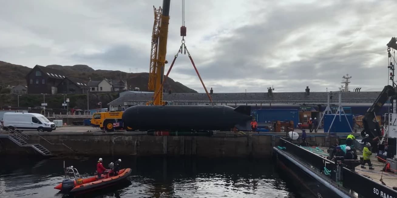 El submarino robot Excalibur dispara un torpedo Mk 48 de EE.UU.