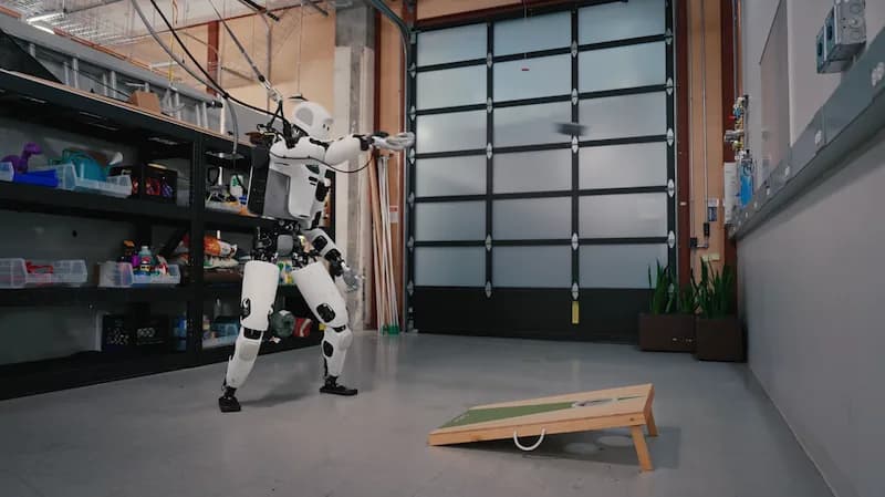Gemini 4 Argon enseña al humanoide Apollo a jugar cornhole con un video