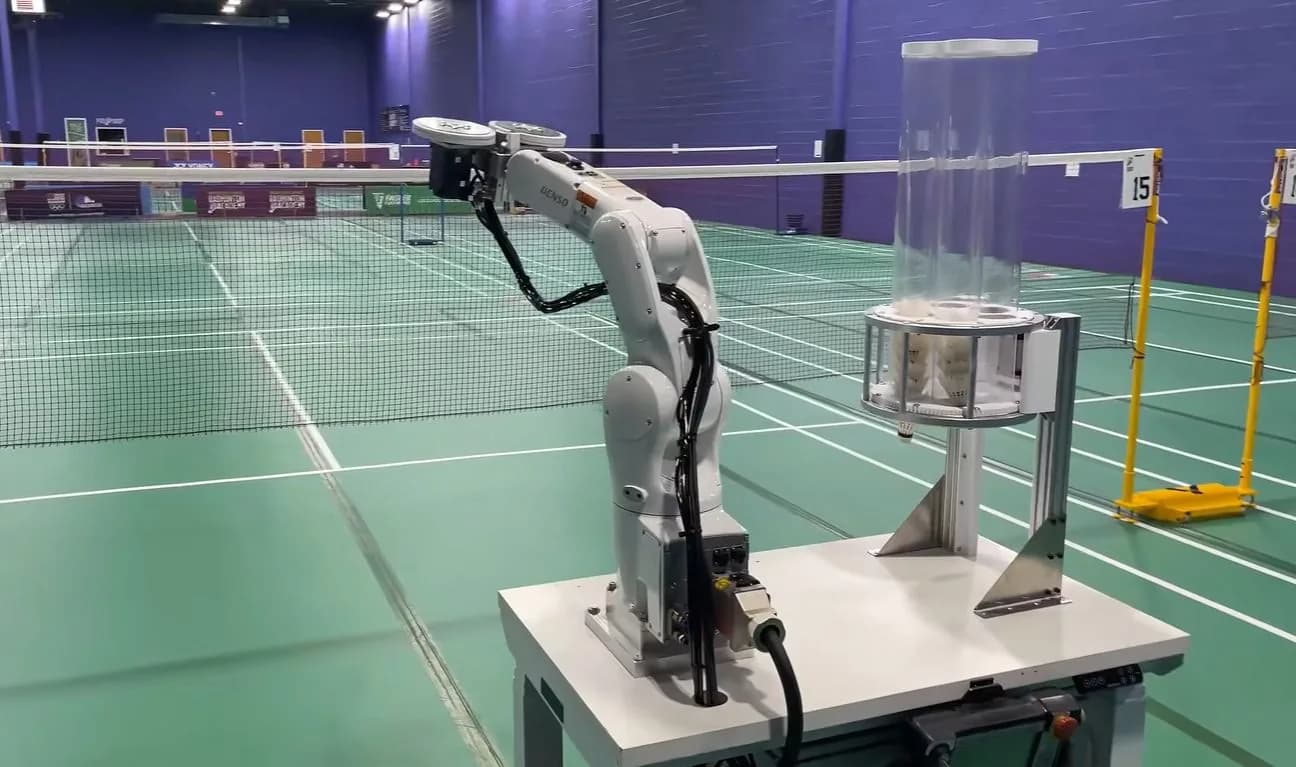 Denso VS050: un brazo industrial que sirve volantes de bádminton