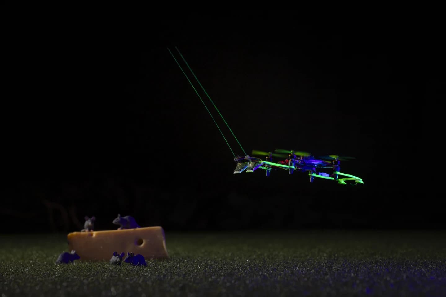 Un dron de TU Delft vuela a oscuras tanteando con bigotes de rata