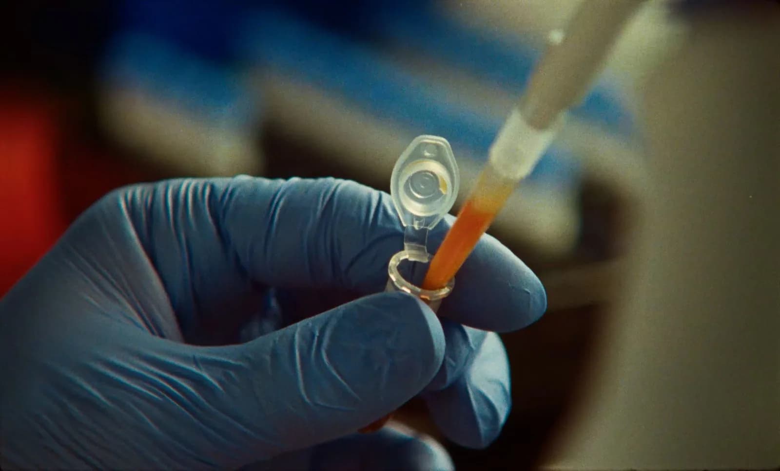 Claude encuentra en fagos un sistema de enzimas parecido a CRISPR
