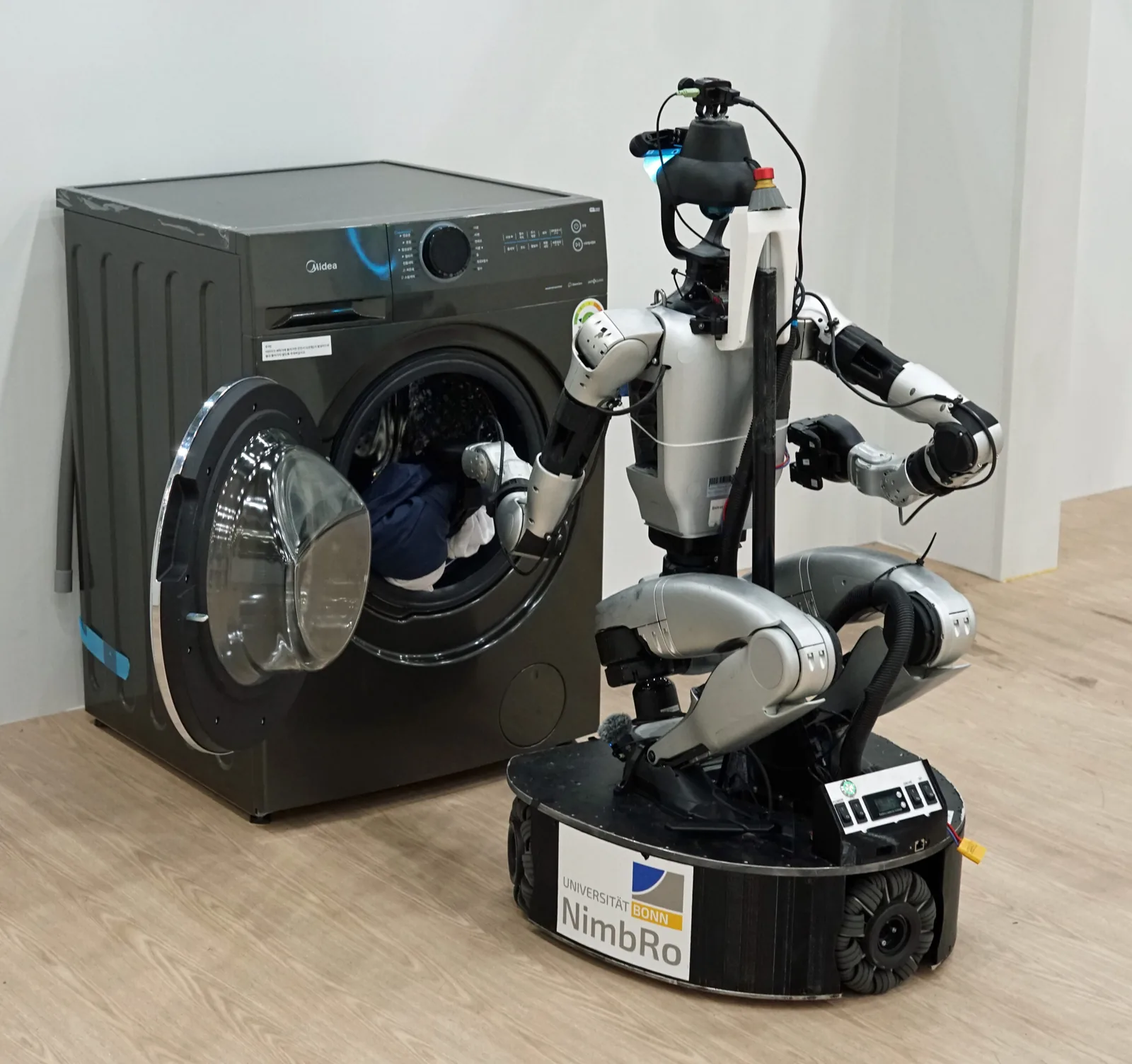 El robot del equipo NimbRo sacando ropa de la lavadora