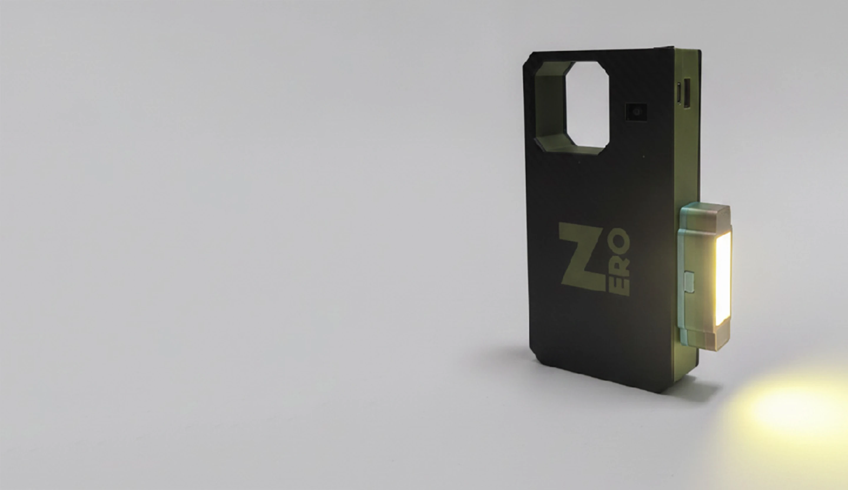 La interfaz magnética permite acoplar accesorios como una linterna o puertos USB adicionales