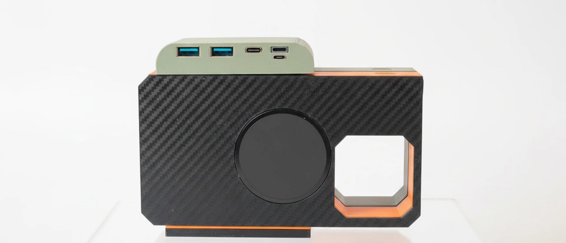 Los puertos USB adicionales se compran como accesorios magnéticos