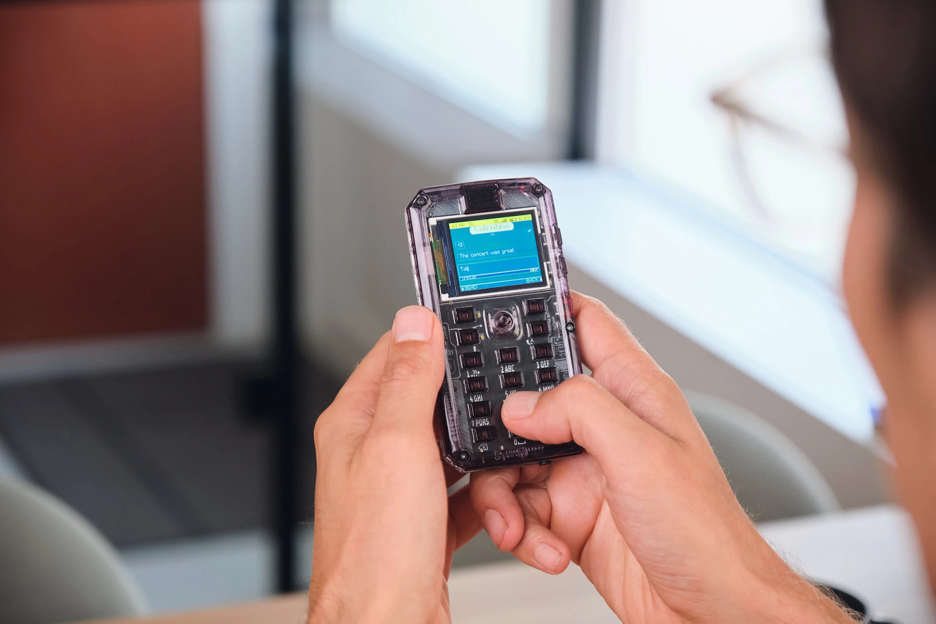 El teléfono tiene un teclado numérico mecánico