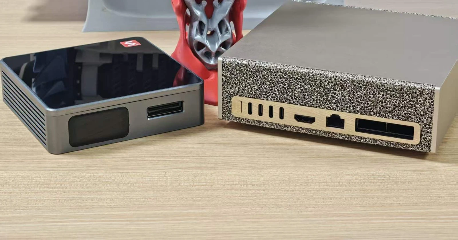 Sipeed MaixStation junto al DGX Spark, vista frontal