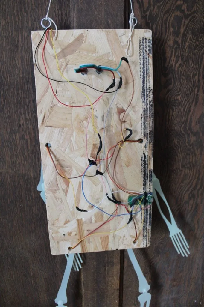 El cableado podría estar más ordenado, pero para asegurarlo más habría que encajonar la parte trasera del tablero