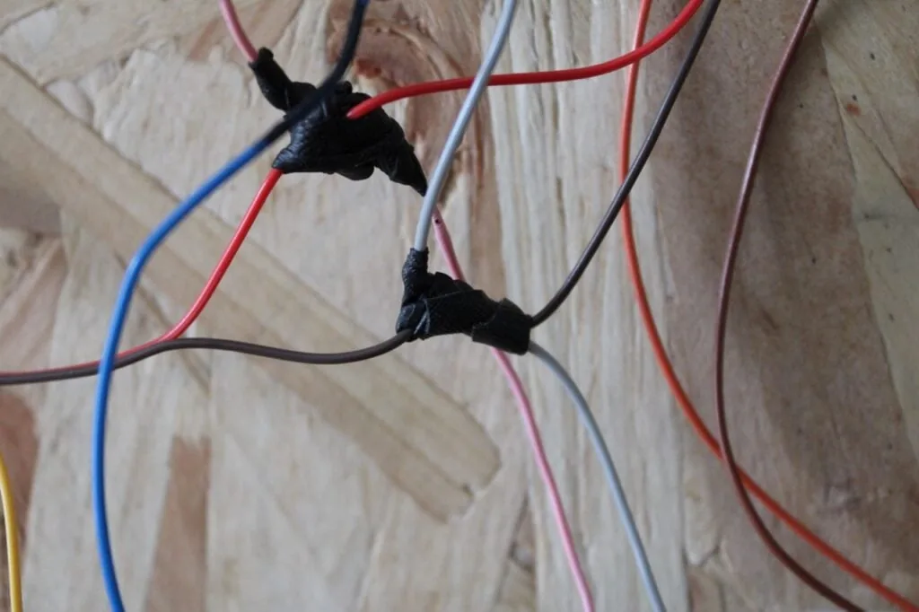 Hay formas, discutiblemente mejores, de unir cuatro cables y aislar la unión, pero todas piden más piezas y más complejidad que una soldadura y cinta autofundente