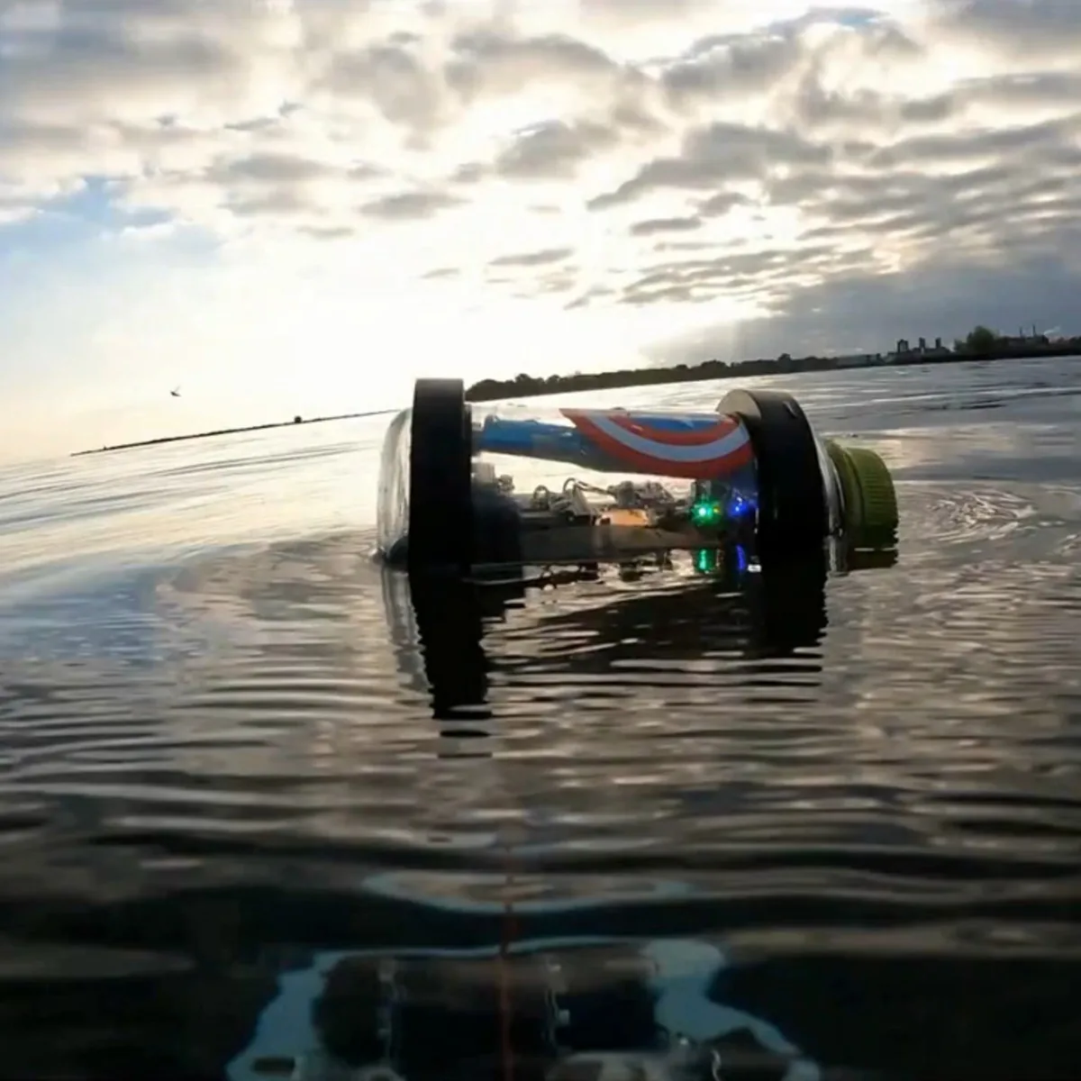 Un robot pequeño de Erin Kennedy operando sobre terreno de playa