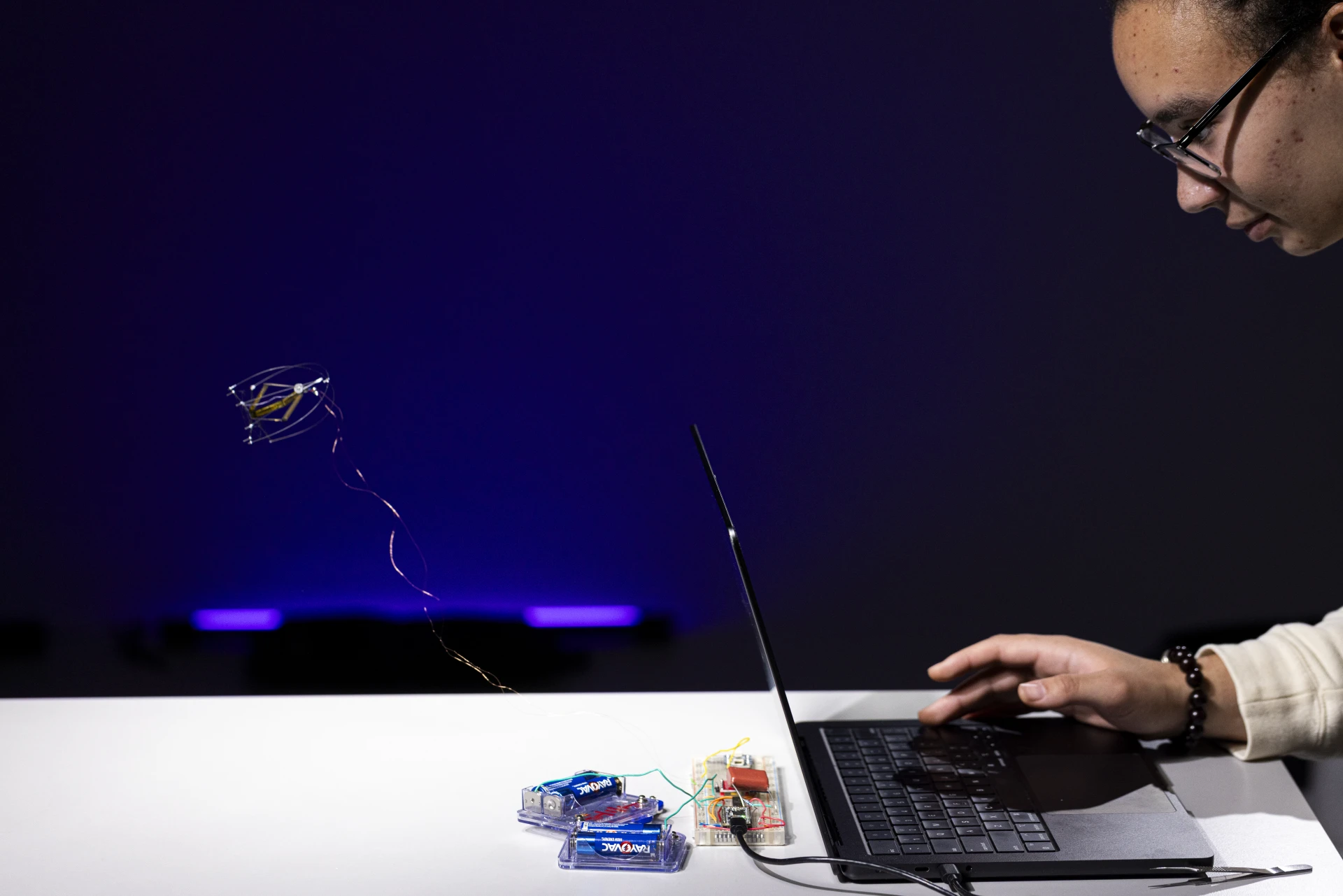 Keo Hice, asistente de investigación de pregrado, controla DirectHop desde un notebook cercano