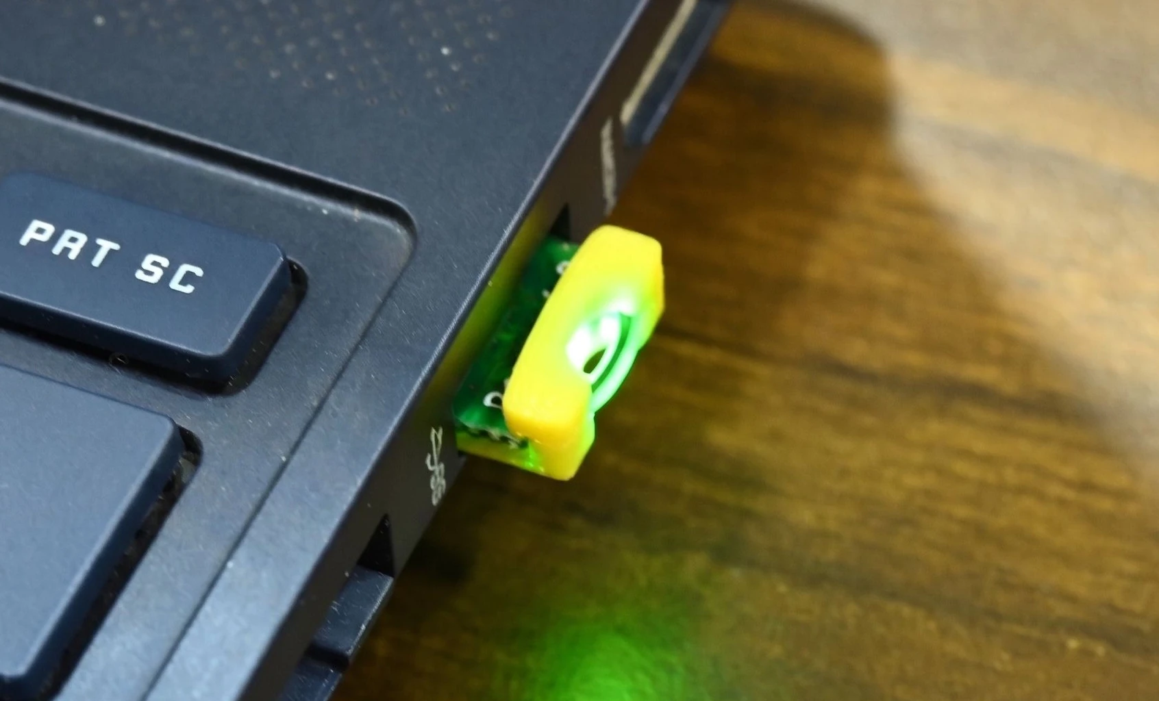 Romu enchufada en un notebook