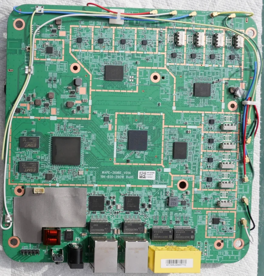 Placa del router Wi-Fi 7 Gemtek W1700K con el chipset de radio MediaTek, el SoC Airoha y otros componentes