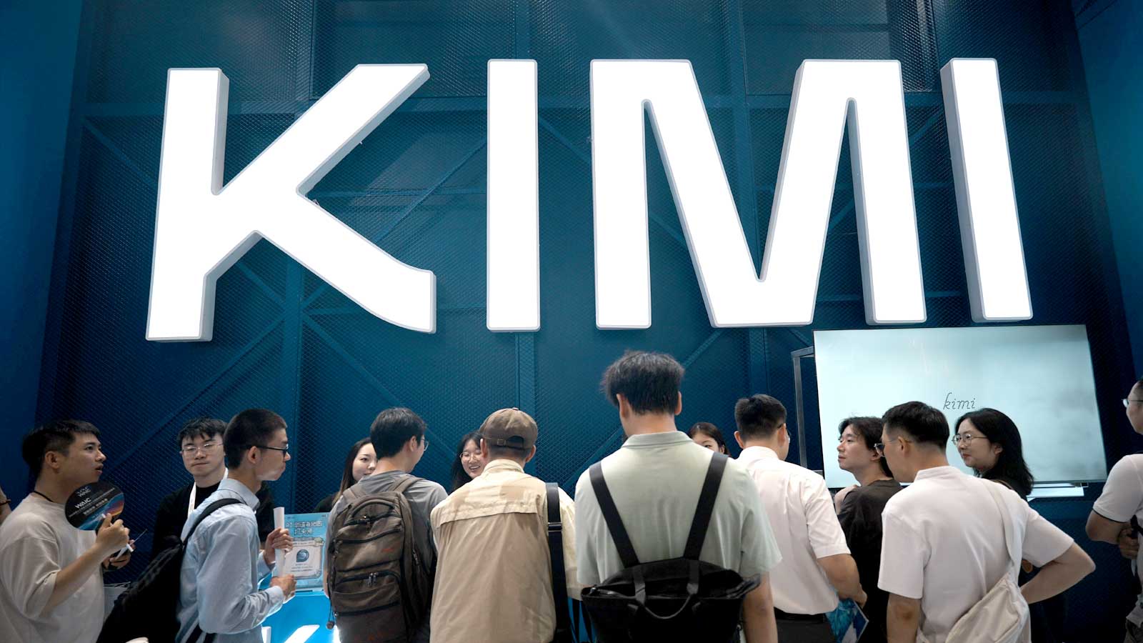 Logo de Kimi en un stand de Moonshot