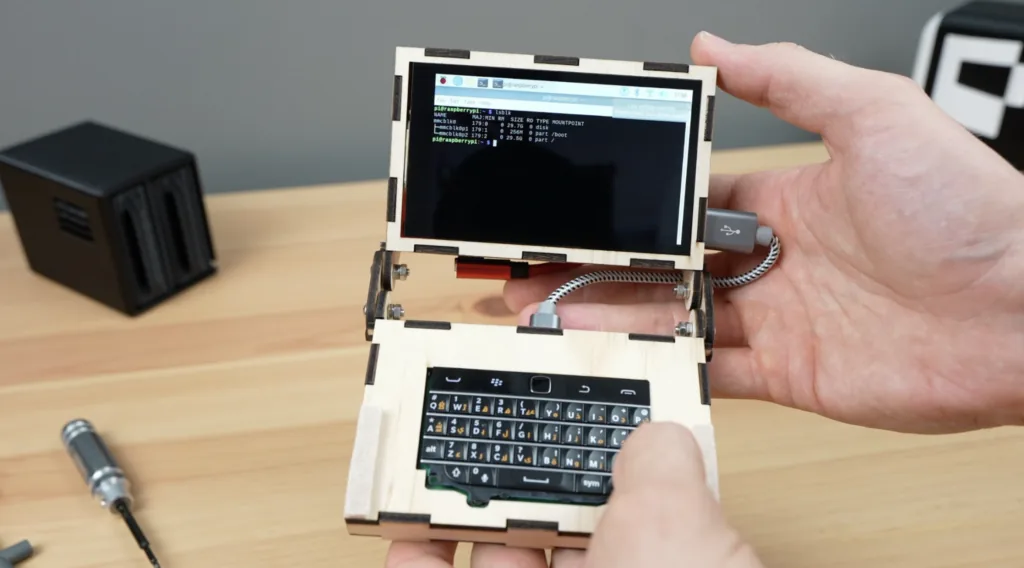 Cyberdeck diminuto con teclado de BlackBerry y marco de madera