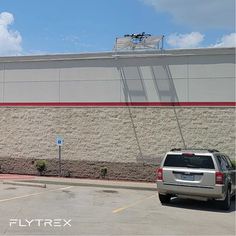 Base de Flytrex en el techo de un restaurante, con un dron listo para recibir el pedido