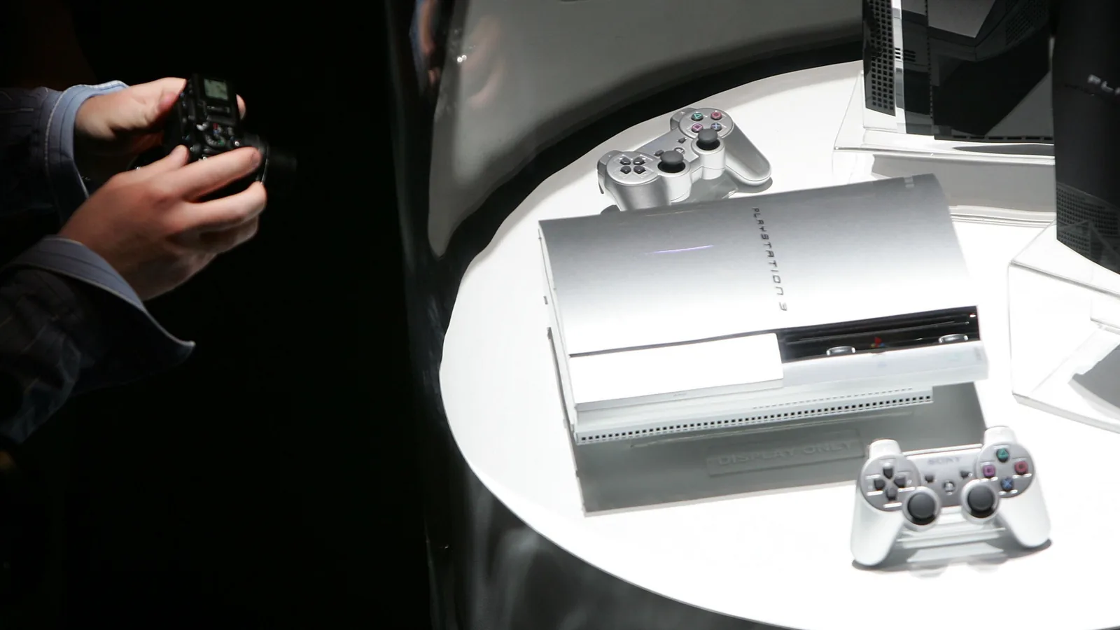 Una PlayStation 3 plateada de Sony