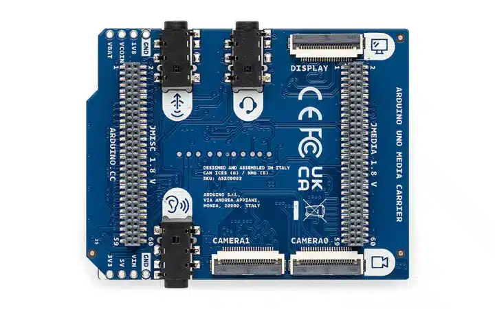 La placa usa un diseño passthrough que mantiene disponibles las señales de la placa anfitriona