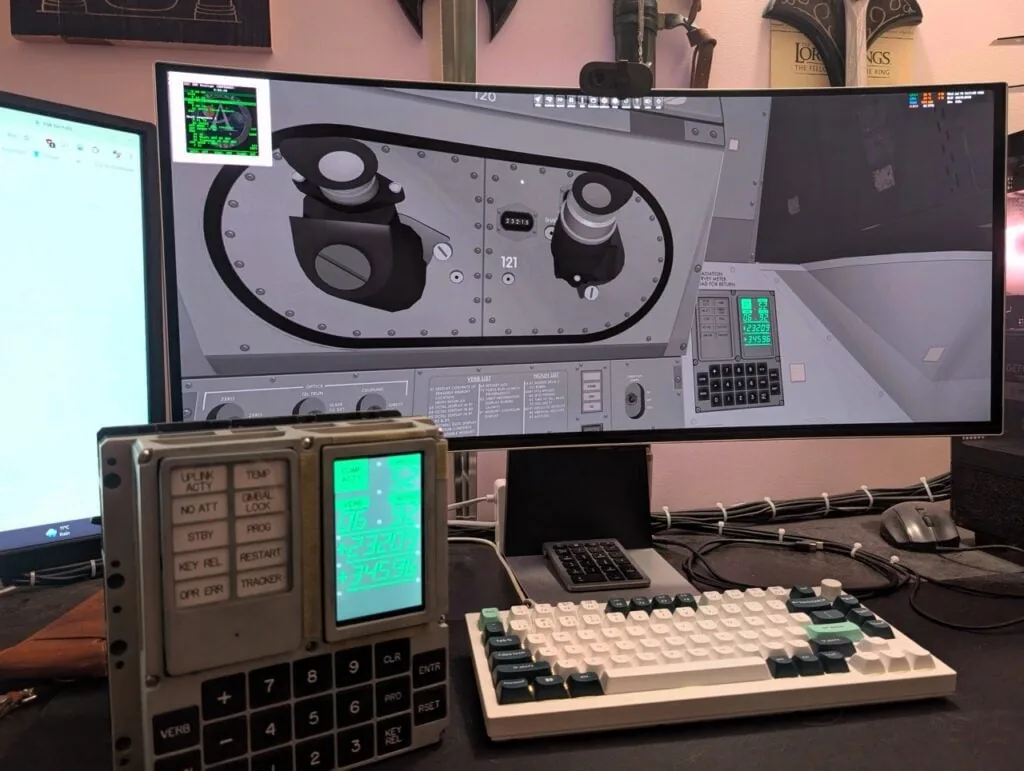 Manteniendo presionada una de las teclas, el DSKY pasa a un modo periférico que permite usarlo por red local con Project Apollo NASSP, un complemento del simulador Orbiter