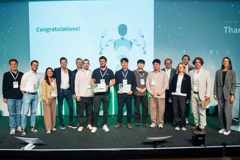 Los ganadores del Infineon Startup Challenge 2026, AdapTronics, COSMOKE y TECHiFAB, junto a ejecutivos de Infineon