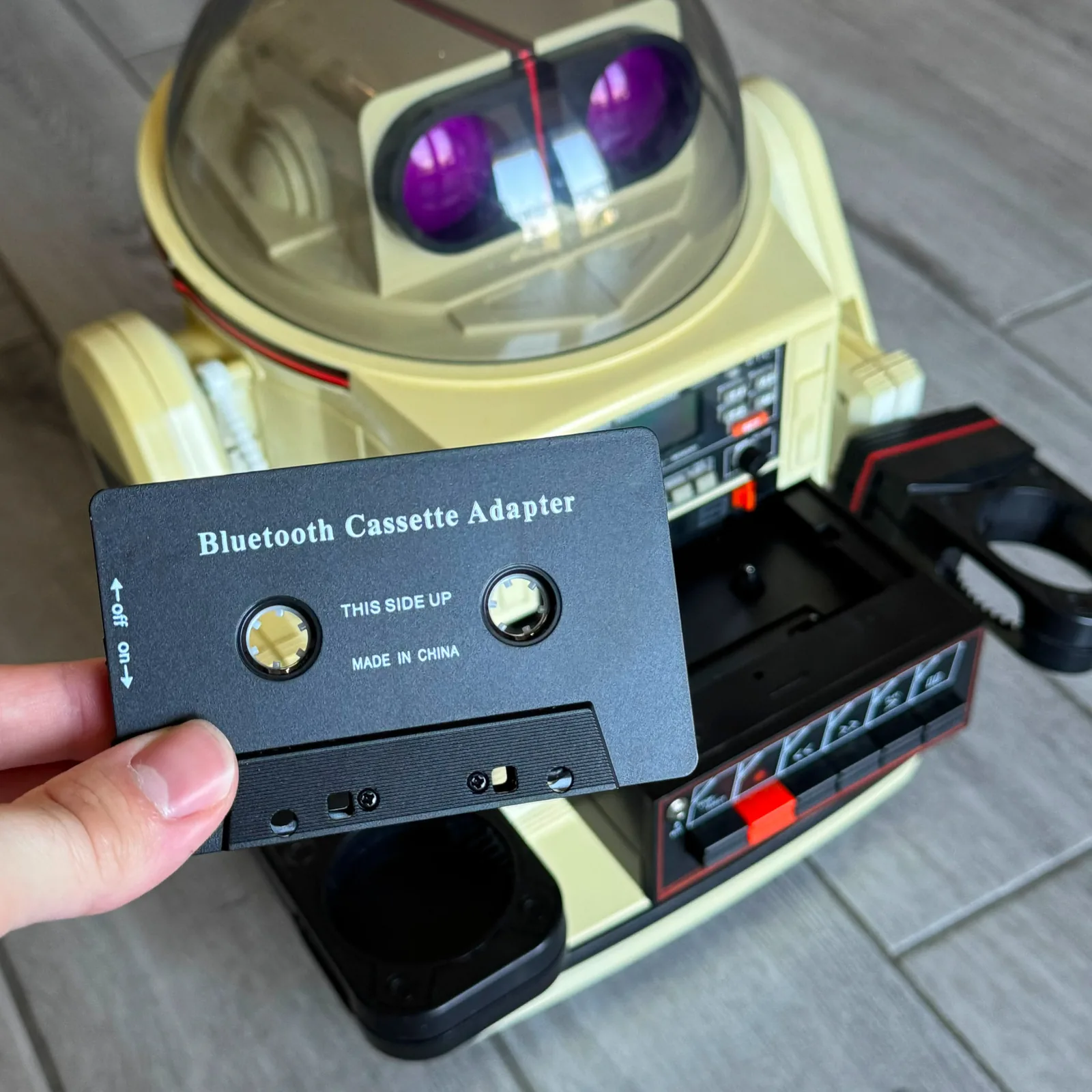 El Omnibot restaurado sobre el mesón del FabLab