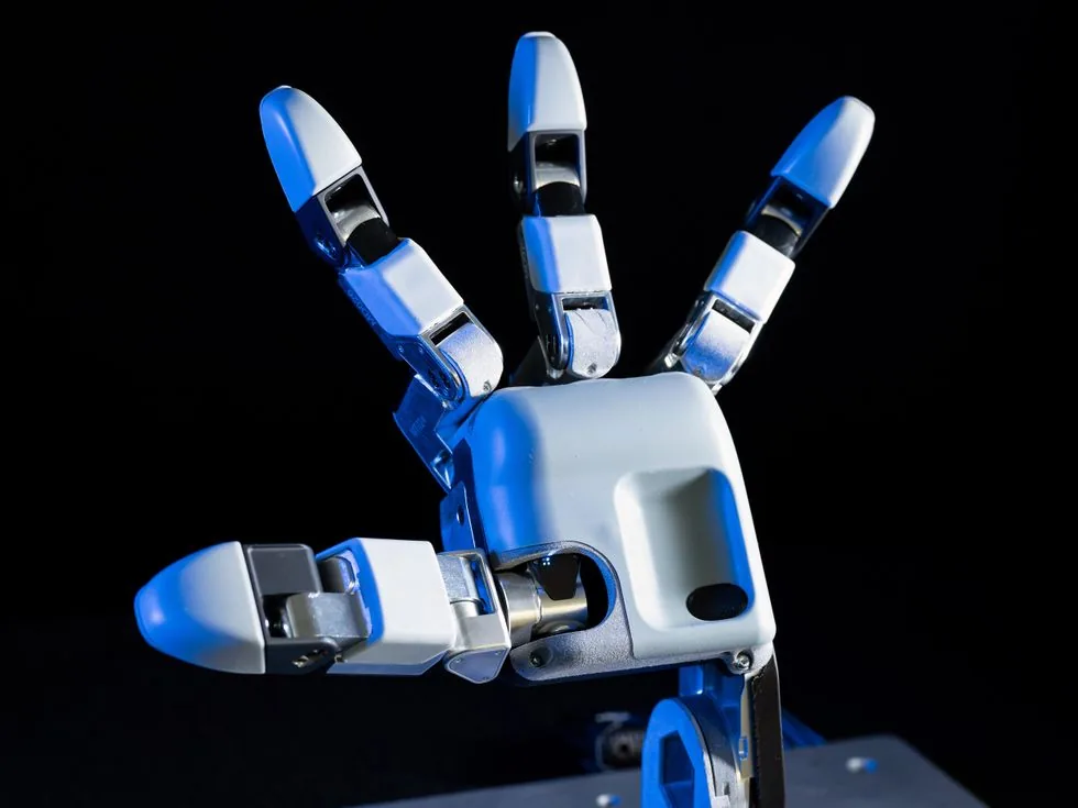 Primer plano de la mano robótica del Atlas con tres dedos y un pulgar separados