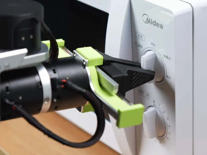 Ajuste de microondas mediante el brazo robótico reBot Arm