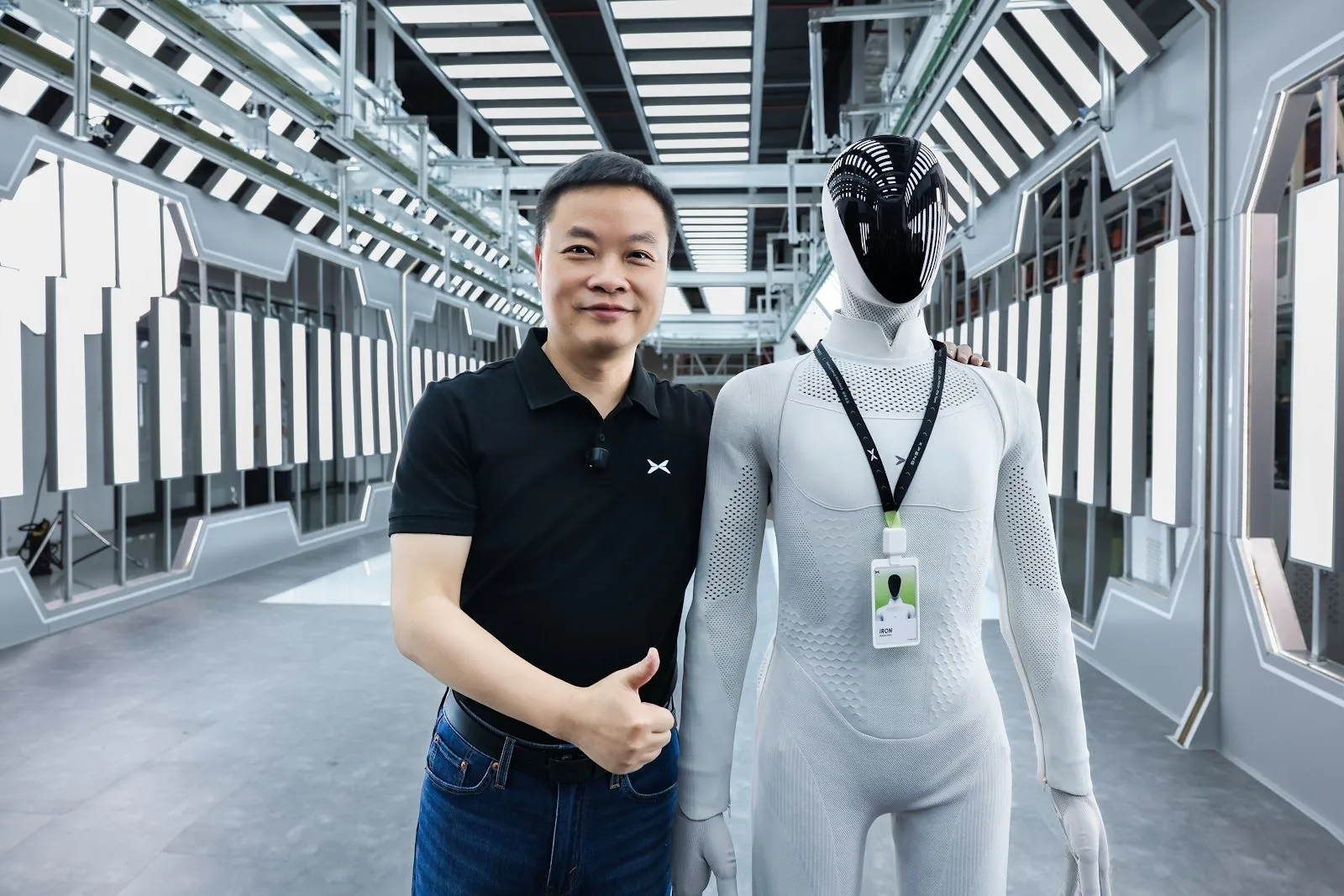 El presidente y CEO de XPeng, He Xiaopeng, junto al robot IRON en la ceremonia de puesta en marcha de la línea. Fuente: XPENG