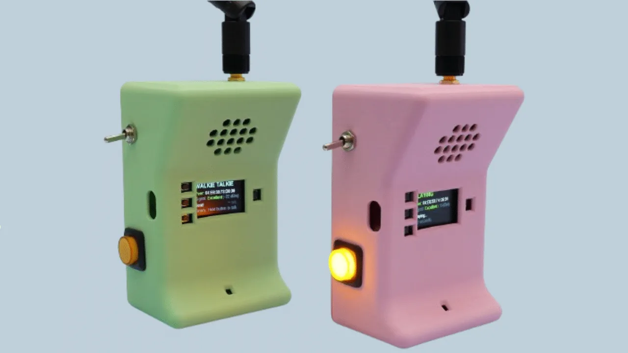 Dos walkie-talkies con ESP32-S3 impresos en 3D, verde y rosado, con antenas y botones iluminados, muestran el estado de señal en pantalla.