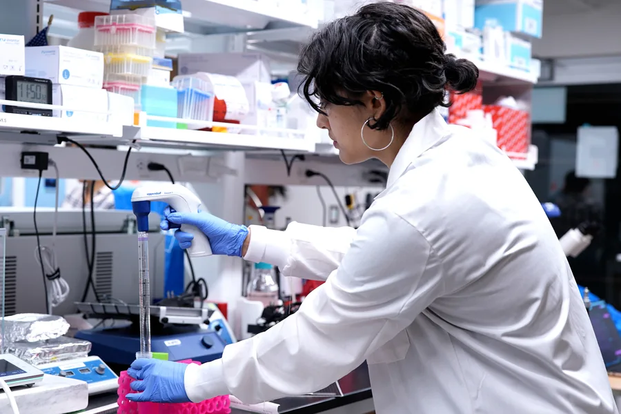 Maheera Bawa, estudiante de posgrado del Raman Lab, en el laboratorio del MIT. Foto de Melanie Gonick, MIT