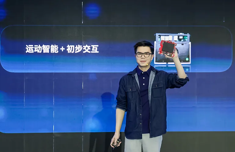 Peng Zhihui muestra un componente de hardware de la plataforma AHA3 en el AGIBOT Innovation Day 2026
