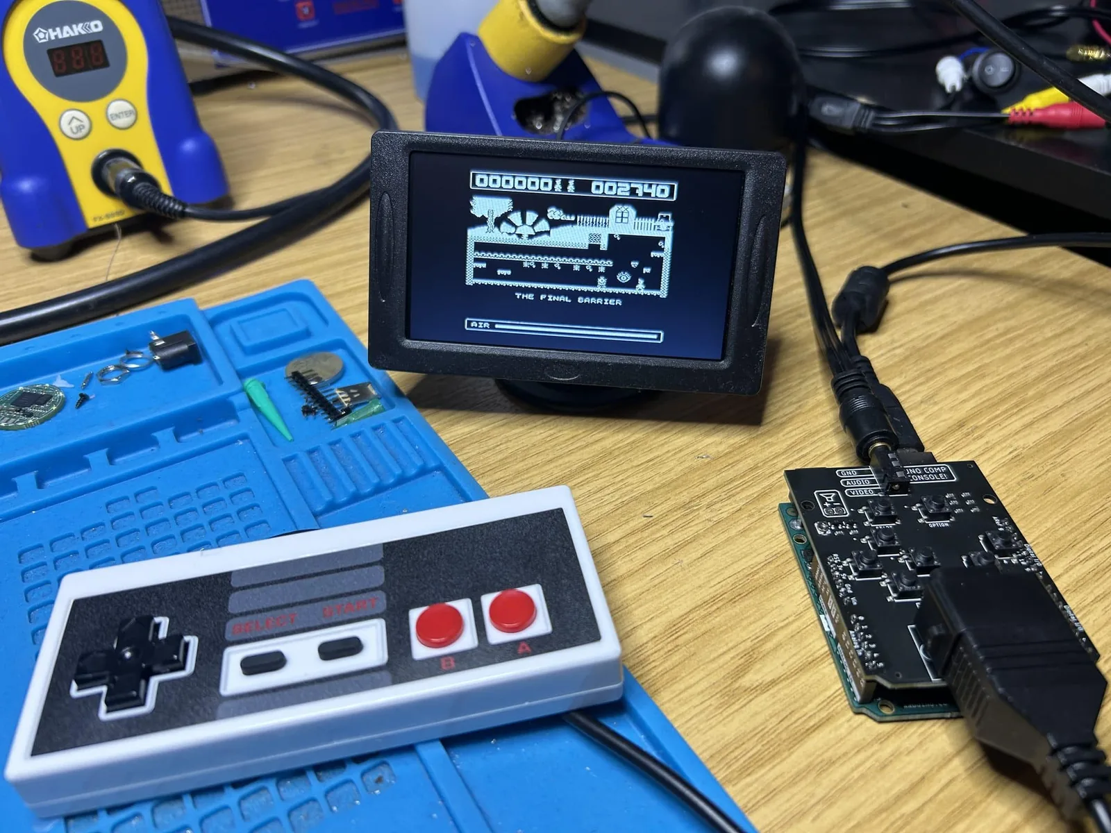 El montaje de juego combina un control propio, una pantalla compacta y una placa de circuito que se encarga de la salida de video y de los botones.