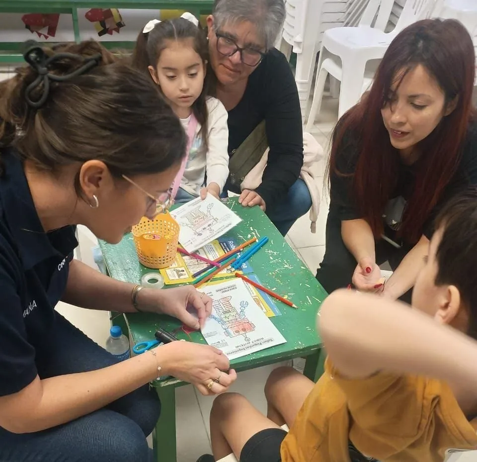 Eliana enseña robótica a un grupo de niños