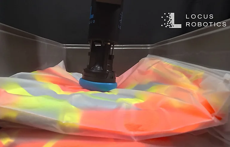 NeuraGrip de Nexera puede tomar objetos que antes eran difíciles de agarrar, como bolsas plásticas porosas.