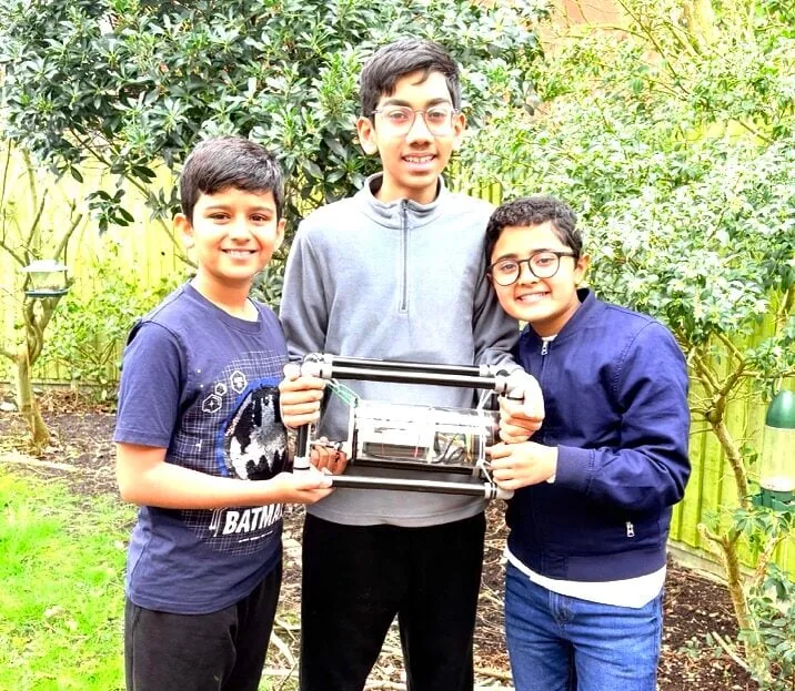 Los tres jóvenes makers del Unboxed STEM Club y sus mentores adultos, a quienes les gusta programar, la ciencia y la ingeniería