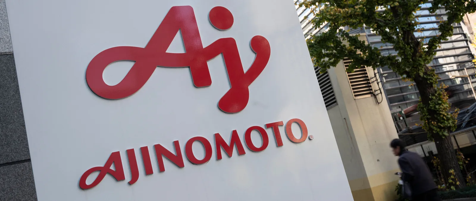 Letrero de Ajinomoto afuera de su casa matriz en Tokio