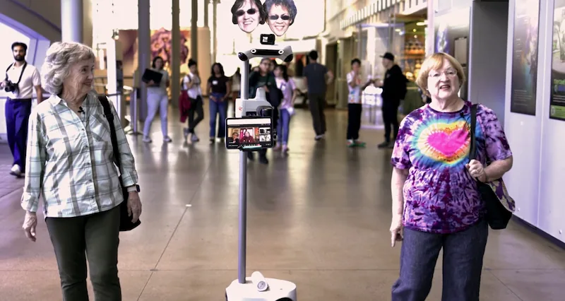 El robot Stretch de Hello Robot avanzando por una casa